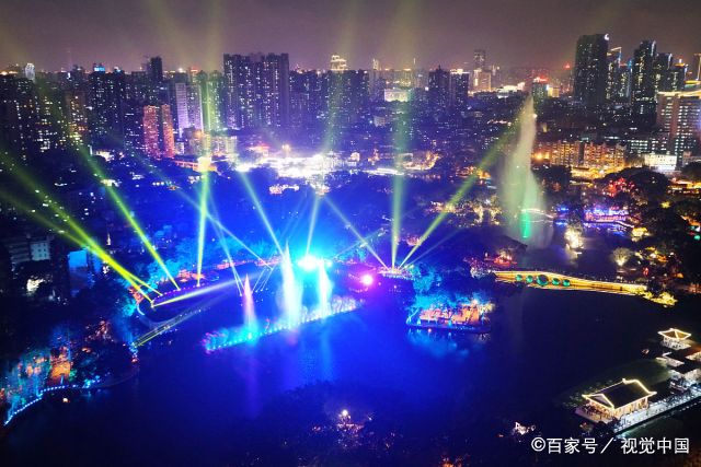 2019年2月20日晚上,广州荔湾湖公园首场水幕灯光秀在五秀湖水面靓丽
